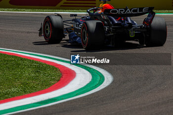 2024-05-17 - Max Verstappen (NED) - Oracle Red Bull Racing - Red Bull RB20 - Honda RBPT - FORMULA 1 MSC CRUISES GRAN PREMIO DELL'EMILIA-ROMAGNA 2024 - FREE PRACTICE 1 AND 2 - FORMULA 1 - MOTORS