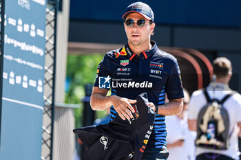 2024-05-17 - Sergio Perez (MEX) - Oracle Red Bull Racing - Red Bull RB20 - Honda RBPT - FORMULA 1 MSC CRUISES GRAN PREMIO DELL'EMILIA-ROMAGNA 2024 - FREE PRACTICE 1 AND 2 - FORMULA 1 - MOTORS