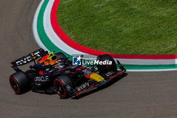 2024-05-17 - Sergio Perez (MEX) - Oracle Red Bull Racing - Red Bull RB20 - Honda RBPT - FORMULA 1 MSC CRUISES GRAN PREMIO DELL'EMILIA-ROMAGNA 2024 - FREE PRACTICE 1 AND 2 - FORMULA 1 - MOTORS