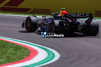 2024-05-17 - Sergio Perez (MEX) - Oracle Red Bull Racing - Red Bull RB20 - Honda RBPT - FORMULA 1 MSC CRUISES GRAN PREMIO DELL'EMILIA-ROMAGNA 2024 - FREE PRACTICE 1 AND 2 - FORMULA 1 - MOTORS