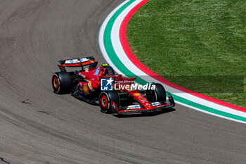 2024-05-17 - Carlos Sainz Jr. (ESP) - Scuderia Ferrari - Ferrari SF-24 - Ferrari - FORMULA 1 MSC CRUISES GRAN PREMIO DELL'EMILIA-ROMAGNA 2024 - FREE PRACTICE 1 AND 2 - FORMULA 1 - MOTORS