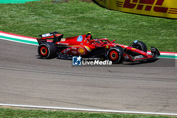 2024-05-17 - Carlos Sainz Jr. (ESP) - Scuderia Ferrari - Ferrari SF-24 - Ferrari - FORMULA 1 MSC CRUISES GRAN PREMIO DELL'EMILIA-ROMAGNA 2024 - FREE PRACTICE 1 AND 2 - FORMULA 1 - MOTORS