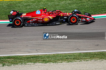 2024-05-17 - Carlos Sainz Jr. (ESP) - Scuderia Ferrari - Ferrari SF-24 - Ferrari - FORMULA 1 MSC CRUISES GRAN PREMIO DELL'EMILIA-ROMAGNA 2024 - FREE PRACTICE 1 AND 2 - FORMULA 1 - MOTORS