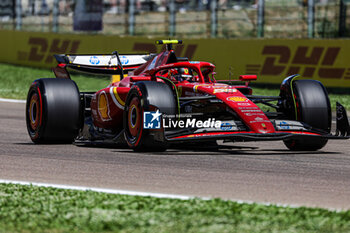 2024-05-17 - Carlos Sainz Jr. (ESP) - Scuderia Ferrari - Ferrari SF-24 - Ferrari - FORMULA 1 MSC CRUISES GRAN PREMIO DELL'EMILIA-ROMAGNA 2024 - FREE PRACTICE 1 AND 2 - FORMULA 1 - MOTORS