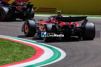 2024-05-17 - Carlos Sainz Jr. (ESP) - Scuderia Ferrari - Ferrari SF-24 - Ferrari - FORMULA 1 MSC CRUISES GRAN PREMIO DELL'EMILIA-ROMAGNA 2024 - FREE PRACTICE 1 AND 2 - FORMULA 1 - MOTORS