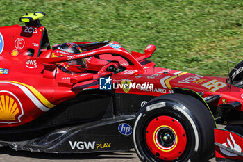 2024-05-17 - Carlos Sainz Jr. (ESP) - Scuderia Ferrari - Ferrari SF-24 - Ferrari - FORMULA 1 MSC CRUISES GRAN PREMIO DELL'EMILIA-ROMAGNA 2024 - FREE PRACTICE 1 AND 2 - FORMULA 1 - MOTORS