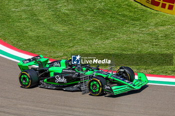 2024-05-17 - Zhou Guanyu (CHN) - Stake F1 Team Kick Sauber - Sauber C44 - Ferrari - FORMULA 1 MSC CRUISES GRAN PREMIO DELL'EMILIA-ROMAGNA 2024 - FREE PRACTICE 1 AND 2 - FORMULA 1 - MOTORS