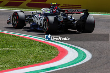 2024-05-17 - Nico Hulkenberg (GER) - MoneyGram Haas F1 Team - Haas VF-24 - Ferrari - FORMULA 1 MSC CRUISES GRAN PREMIO DELL'EMILIA-ROMAGNA 2024 - FREE PRACTICE 1 AND 2 - FORMULA 1 - MOTORS