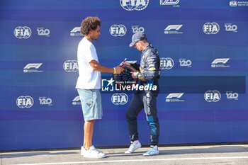 2024-05-17 - Pirelli trophy for pole position, presented by Joshua Zirkzee (NED) FC Bologna footballer - Italian Serie A, to Max Verstappen (NED) - Oracle Red Bull Racing - Red Bull RB20 - Honda RBPT - Pole Sitter


during FORMULA 1 MSC CRUISES GRAN PREMIO DEL MADE IN ITALY E DELL'EMILIA-ROMAGNA 2 Autodromo Enzo e Dino Ferrari, Imola (BO) Italy - FORMULA 1 MSC CRUISES GRAN PREMIO DELL'EMILIA-ROMAGNA 2024 - FREE PRACTICE 1 AND 2 - FORMULA 1 - MOTORS