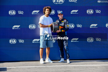 2024-05-17 - Pirelli trophy for pole position, presented by Joshua Zirkzee (NED) FC Bologna footballer - Italian Serie A, to Max Verstappen (NED) - Oracle Red Bull Racing - Red Bull RB20 - Honda RBPT - Pole Sitter


during FORMULA 1 MSC CRUISES GRAN PREMIO DEL MADE IN ITALY E DELL'EMILIA-ROMAGNA 2 Autodromo Enzo e Dino Ferrari, Imola (BO) Italy - FORMULA 1 MSC CRUISES GRAN PREMIO DELL'EMILIA-ROMAGNA 2024 - FREE PRACTICE 1 AND 2 - FORMULA 1 - MOTORS