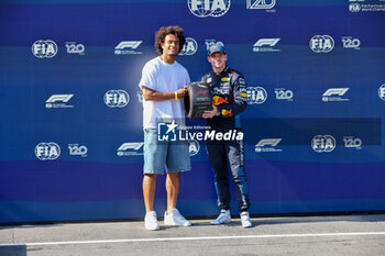 2024-05-17 - Pirelli trophy for pole position, presented by Joshua Zirkzee (NED) FC Bologna footballer - Italian Serie A, to Max Verstappen (NED) - Oracle Red Bull Racing - Red Bull RB20 - Honda RBPT - Pole Sitter


during FORMULA 1 MSC CRUISES GRAN PREMIO DEL MADE IN ITALY E DELL'EMILIA-ROMAGNA 2 Autodromo Enzo e Dino Ferrari, Imola (BO) Italy - FORMULA 1 MSC CRUISES GRAN PREMIO DELL'EMILIA-ROMAGNA 2024 - FREE PRACTICE 1 AND 2 - FORMULA 1 - MOTORS