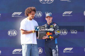 2024-05-17 - Pirelli trophy for pole position, presented by Joshua Zirkzee (NED) FC Bologna footballer - Italian Serie A, to Max Verstappen (NED) - Oracle Red Bull Racing - Red Bull RB20 - Honda RBPT - Pole Sitter


during FORMULA 1 MSC CRUISES GRAN PREMIO DEL MADE IN ITALY E DELL'EMILIA-ROMAGNA 2 Autodromo Enzo e Dino Ferrari, Imola (BO) Italy - FORMULA 1 MSC CRUISES GRAN PREMIO DELL'EMILIA-ROMAGNA 2024 - FREE PRACTICE 1 AND 2 - FORMULA 1 - MOTORS