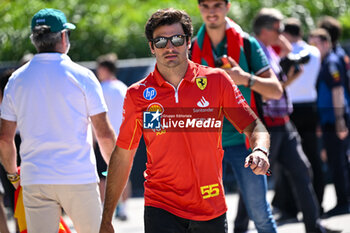 2024-05-18 - Carlos Sainz Ferrari Spa Scuderia Ferrari portrait enters the paddock of Autodromo Internazionale Enzo e Dino Ferrari - FORMULA 1 MSC CRUISES GRAN PREMIO DELL'EMILIA-ROMAGNA 2024 - PADDOCK AND DRIVERS - FORMULA 1 - MOTORS