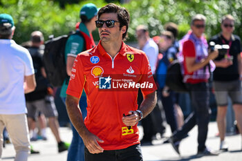 2024-05-18 - Carlos Sainz Ferrari Spa Scuderia Ferrari portrait enters the paddock of Autodromo Internazionale Enzo e Dino Ferrari - FORMULA 1 MSC CRUISES GRAN PREMIO DELL'EMILIA-ROMAGNA 2024 - PADDOCK AND DRIVERS - FORMULA 1 - MOTORS