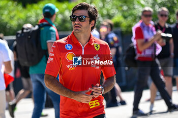 2024-05-18 - Carlos Sainz Ferrari Spa Scuderia Ferrari portrait enters the paddock of Autodromo Internazionale Enzo e Dino Ferrari - FORMULA 1 MSC CRUISES GRAN PREMIO DELL'EMILIA-ROMAGNA 2024 - PADDOCK AND DRIVERS - FORMULA 1 - MOTORS