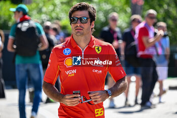 2024-05-18 - Carlos Sainz Ferrari Spa Scuderia Ferrari portrait enters the paddock of Autodromo Internazionale Enzo e Dino Ferrari - FORMULA 1 MSC CRUISES GRAN PREMIO DELL'EMILIA-ROMAGNA 2024 - PADDOCK AND DRIVERS - FORMULA 1 - MOTORS