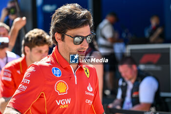 2024-05-18 - Carlos Sainz Ferrari Spa Scuderia Ferrari portrait enters the paddock of Autodromo Internazionale Enzo e Dino Ferrari - FORMULA 1 MSC CRUISES GRAN PREMIO DELL'EMILIA-ROMAGNA 2024 - PADDOCK AND DRIVERS - FORMULA 1 - MOTORS