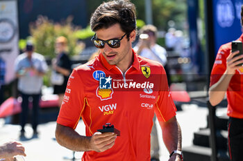 2024-05-18 - Carlos Sainz Ferrari Spa Scuderia Ferrari portrait enters the paddock of Autodromo Internazionale Enzo e Dino Ferrari - FORMULA 1 MSC CRUISES GRAN PREMIO DELL'EMILIA-ROMAGNA 2024 - PADDOCK AND DRIVERS - FORMULA 1 - MOTORS