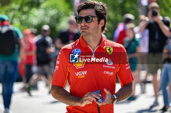 2024-05-18 - Carlos Sainz Ferrari Spa Scuderia Ferrari portrait enters the paddock of Autodromo Internazionale Enzo e Dino Ferrari - FORMULA 1 MSC CRUISES GRAN PREMIO DELL'EMILIA-ROMAGNA 2024 - PADDOCK AND DRIVERS - FORMULA 1 - MOTORS