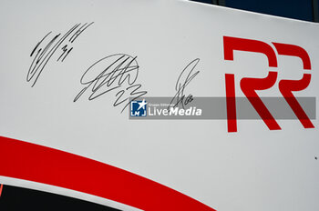 2024-05-18 - The signatures of the drivers on the board in memory of Senna - FORMULA 1 MSC CRUISES GRAN PREMIO DELL'EMILIA-ROMAGNA 2024 - PADDOCK AND DRIVERS - FORMULA 1 - MOTORS