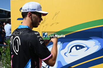 2024-05-18 - Pierre Gasly Alpine Racing Limited BWT Alpine Fl Team sign the Senna's Wall - FORMULA 1 MSC CRUISES GRAN PREMIO DELL'EMILIA-ROMAGNA 2024 - PADDOCK AND DRIVERS - FORMULA 1 - MOTORS