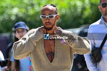 2024-05-18 - Lewis Hamilton Mercedes Grand Prix Ltd Mercedes-AMG PETRONAS Formula One Team portrait enters the paddock of Autodromo Internazionale Enzo e Dino Ferrari - FORMULA 1 MSC CRUISES GRAN PREMIO DELL'EMILIA-ROMAGNA 2024 - PADDOCK AND DRIVERS - FORMULA 1 - MOTORS