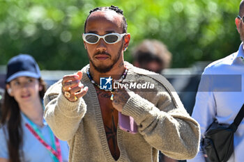 2024-05-18 - Lewis Hamilton Mercedes Grand Prix Ltd Mercedes-AMG PETRONAS Formula One Team portrait enters the paddock of Autodromo Internazionale Enzo e Dino Ferrari - FORMULA 1 MSC CRUISES GRAN PREMIO DELL'EMILIA-ROMAGNA 2024 - PADDOCK AND DRIVERS - FORMULA 1 - MOTORS