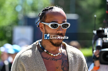 2024-05-18 - Lewis Hamilton Mercedes Grand Prix Ltd Mercedes-AMG PETRONAS Formula One Team portrait enters the paddock of Autodromo Internazionale Enzo e Dino Ferrari - FORMULA 1 MSC CRUISES GRAN PREMIO DELL'EMILIA-ROMAGNA 2024 - PADDOCK AND DRIVERS - FORMULA 1 - MOTORS