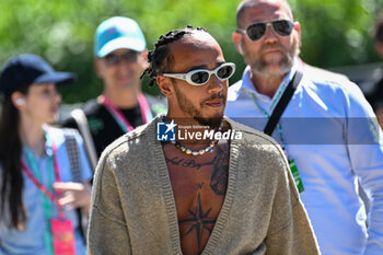 2024-05-18 - Lewis Hamilton Mercedes Grand Prix Ltd Mercedes-AMG PETRONAS Formula One Team portrait enters the paddock of Autodromo Internazionale Enzo e Dino Ferrari - FORMULA 1 MSC CRUISES GRAN PREMIO DELL'EMILIA-ROMAGNA 2024 - PADDOCK AND DRIVERS - FORMULA 1 - MOTORS