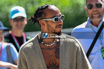 2024-05-18 - Lewis Hamilton Mercedes Grand Prix Ltd Mercedes-AMG PETRONAS Formula One Team portrait enters the paddock of Autodromo Internazionale Enzo e Dino Ferrari - FORMULA 1 MSC CRUISES GRAN PREMIO DELL'EMILIA-ROMAGNA 2024 - PADDOCK AND DRIVERS - FORMULA 1 - MOTORS