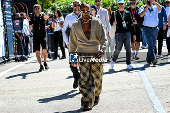 2024-05-18 - Lewis Hamilton Mercedes Grand Prix Ltd Mercedes-AMG PETRONAS Formula One Team portrait enters the paddock of Autodromo Internazionale Enzo e Dino Ferrari - FORMULA 1 MSC CRUISES GRAN PREMIO DELL'EMILIA-ROMAGNA 2024 - PADDOCK AND DRIVERS - FORMULA 1 - MOTORS