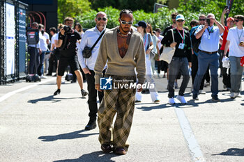 2024-05-18 - Lewis Hamilton Mercedes Grand Prix Ltd Mercedes-AMG PETRONAS Formula One Team portrait enters the paddock of Autodromo Internazionale Enzo e Dino Ferrari - FORMULA 1 MSC CRUISES GRAN PREMIO DELL'EMILIA-ROMAGNA 2024 - PADDOCK AND DRIVERS - FORMULA 1 - MOTORS