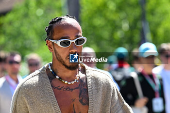 2024-05-18 - Lewis Hamilton Mercedes Grand Prix Ltd Mercedes-AMG PETRONAS Formula One Team portrait enters the paddock of Autodromo Internazionale Enzo e Dino Ferrari - FORMULA 1 MSC CRUISES GRAN PREMIO DELL'EMILIA-ROMAGNA 2024 - PADDOCK AND DRIVERS - FORMULA 1 - MOTORS