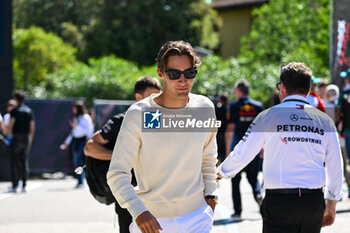 2024-05-18 - George Russell Mercedes Grand Prix Ltd Mercedes-AMG PETRONAS Formula One Team portrait enters the paddock of Autodromo Internazionale Enzo e Dino Ferrari - FORMULA 1 MSC CRUISES GRAN PREMIO DELL'EMILIA-ROMAGNA 2024 - PADDOCK AND DRIVERS - FORMULA 1 - MOTORS