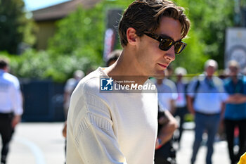 2024-05-18 - George Russell Mercedes Grand Prix Ltd Mercedes-AMG PETRONAS Formula One Team portrait enters the paddock of Autodromo Internazionale Enzo e Dino Ferrari - FORMULA 1 MSC CRUISES GRAN PREMIO DELL'EMILIA-ROMAGNA 2024 - PADDOCK AND DRIVERS - FORMULA 1 - MOTORS