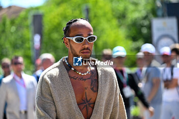 2024-05-18 - Lewis Hamilton Mercedes Grand Prix Ltd Mercedes-AMG PETRONAS Formula One Team portrait enters the paddock of Autodromo Internazionale Enzo e Dino Ferrari - FORMULA 1 MSC CRUISES GRAN PREMIO DELL'EMILIA-ROMAGNA 2024 - PADDOCK AND DRIVERS - FORMULA 1 - MOTORS