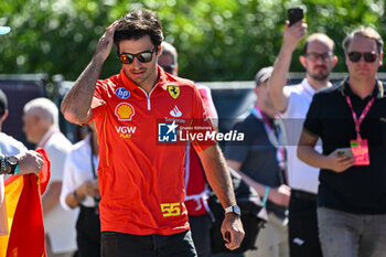 2024-05-18 - Carlos Sainz Ferrari Spa Scuderia Ferrari portrait enters the paddock of Autodromo Internazionale Enzo e Dino Ferrari - FORMULA 1 MSC CRUISES GRAN PREMIO DELL'EMILIA-ROMAGNA 2024 - PADDOCK AND DRIVERS - FORMULA 1 - MOTORS