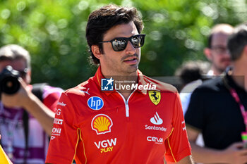 2024-05-18 - Carlos Sainz Ferrari Spa Scuderia Ferrari portrait enters the paddock of Autodromo Internazionale Enzo e Dino Ferrari - FORMULA 1 MSC CRUISES GRAN PREMIO DELL'EMILIA-ROMAGNA 2024 - PADDOCK AND DRIVERS - FORMULA 1 - MOTORS