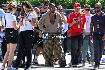 2024-05-18 - Lewis Hamilton Mercedes Grand Prix Ltd Mercedes-AMG PETRONAS Formula One Team portrait enters the paddock of Autodromo Internazionale Enzo e Dino Ferrari - FORMULA 1 MSC CRUISES GRAN PREMIO DELL'EMILIA-ROMAGNA 2024 - PADDOCK AND DRIVERS - FORMULA 1 - MOTORS