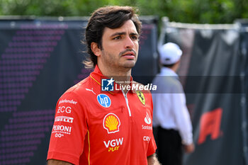 2024-05-18 - Carlos Sainz Ferrari Spa Scuderia Ferrari portrait enters the paddock of Autodromo Internazionale Enzo e Dino Ferrari - FORMULA 1 MSC CRUISES GRAN PREMIO DELL'EMILIA-ROMAGNA 2024 - PADDOCK AND DRIVERS - FORMULA 1 - MOTORS