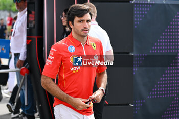 2024-05-18 - Carlos Sainz Ferrari Spa Scuderia Ferrari portrait enters the paddock of Autodromo Internazionale Enzo e Dino Ferrari - FORMULA 1 MSC CRUISES GRAN PREMIO DELL'EMILIA-ROMAGNA 2024 - PADDOCK AND DRIVERS - FORMULA 1 - MOTORS