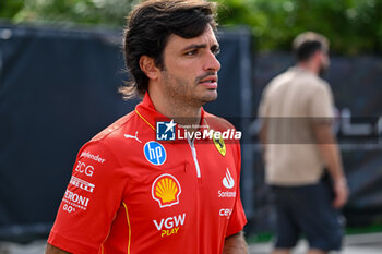 2024-05-18 - Carlos Sainz Ferrari Spa Scuderia Ferrari portrait enters the paddock of Autodromo Internazionale Enzo e Dino Ferrari - FORMULA 1 MSC CRUISES GRAN PREMIO DELL'EMILIA-ROMAGNA 2024 - PADDOCK AND DRIVERS - FORMULA 1 - MOTORS