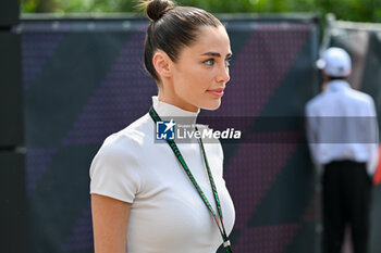 2024-05-18 - Carlos Sainz's girlfriend, Rebecca Donaldson portrait enters the paddock of Autodromo Internazionale Enzo e Dino Ferrari - FORMULA 1 MSC CRUISES GRAN PREMIO DELL'EMILIA-ROMAGNA 2024 - PADDOCK AND DRIVERS - FORMULA 1 - MOTORS