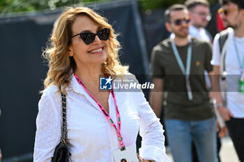 2024-05-18 - Barbara D'Urso Italian television presenter and actress portrait enters the paddock of Autodromo Internazionale Enzo e Dino Ferrari - FORMULA 1 MSC CRUISES GRAN PREMIO DELL'EMILIA-ROMAGNA 2024 - PADDOCK AND DRIVERS - FORMULA 1 - MOTORS