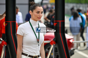 2024-05-18 - Carlos Sainz's girlfriend, Rebecca Donaldson portrait enters the paddock of Autodromo Internazionale Enzo e Dino Ferrari - FORMULA 1 MSC CRUISES GRAN PREMIO DELL'EMILIA-ROMAGNA 2024 - PADDOCK AND DRIVERS - FORMULA 1 - MOTORS