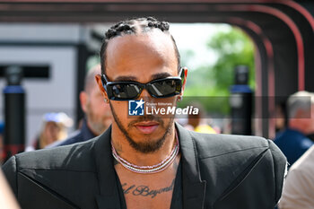 2024-05-18 - Lewis Hamilton Mercedes Grand Prix Ltd Mercedes-AMG PETRONAS Formula One Team portrait enters the paddock of Autodromo Internazionale Enzo e Dino Ferrari - FORMULA 1 MSC CRUISES GRAN PREMIO DELL'EMILIA-ROMAGNA 2024 - PADDOCK AND DRIVERS - FORMULA 1 - MOTORS