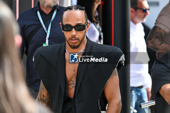 2024-05-18 - Lewis Hamilton Mercedes Grand Prix Ltd Mercedes-AMG PETRONAS Formula One Team portrait enters the paddock of Autodromo Internazionale Enzo e Dino Ferrari - FORMULA 1 MSC CRUISES GRAN PREMIO DELL'EMILIA-ROMAGNA 2024 - PADDOCK AND DRIVERS - FORMULA 1 - MOTORS