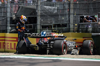 2024-05-18 - PEREZ Sergio (mex), Red Bull Racing RB20, portrait crash, accident, during the Formula 1 MSC Cruises Gran Premio del Made in Italy e Dell’Emilia-Romagne 2024, 7th round of the 2024 Formula One World Championship from May 17 to 19, 2024 on the Autodromo Enzo e Dino Ferrari, in Imola, Italy - F1 - EMILIA-ROMAGNA GRAND PRIX 2024 - FORMULA 1 - MOTORS