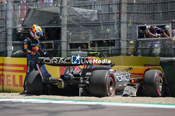 2024-05-18 - PEREZ Sergio (mex), Red Bull Racing RB20, portrait11 PEREZ Sergio (mex), Red Bull Racing RB20, action crash, accident, during the Formula 1 MSC Cruises Gran Premio del Made in Italy e Dell’Emilia-Romagne 2024, 7th round of the 2024 Formula One World Championship from May 17 to 19, 2024 on the Autodromo Enzo e Dino Ferrari, in Imola, Italy - F1 - EMILIA-ROMAGNA GRAND PRIX 2024 - FORMULA 1 - MOTORS