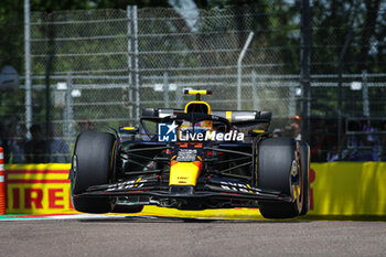 2024-05-18 - 11 PEREZ Sergio (mex), Red Bull Racing RB20, action during the Formula 1 MSC Cruises Gran Premio del Made in Italy e Dell’Emilia-Romagne 2024, 7th round of the 2024 Formula One World Championship from May 17 to 19, 2024 on the Autodromo Enzo e Dino Ferrari, in Imola, Italy - F1 - EMILIA-ROMAGNA GRAND PRIX 2024 - FORMULA 1 - MOTORS